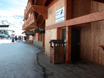 Ski Amis Chalet Hayley Rear Piste Entrance