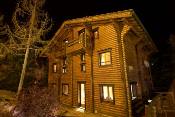 Ski Amis Chalet Christine at Night