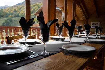 Ski Amis Chalet Irene Dining Table