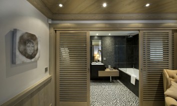 Kaluma-Travel-Chalet-White-Pearl-Bathroom-