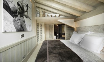 Kaluma-Travel-Chalet-White-Pearl-Bedroom-I1