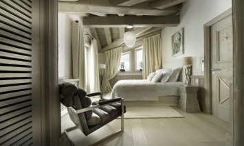 Kaluma-Travel-Chalet-White-Pearl-Bedroom-II1