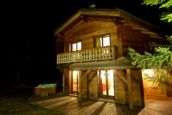 Ski Amis Chalet Morgane at Night