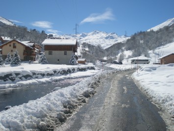 Ski Amis Chalet Jasmine Road to Piste