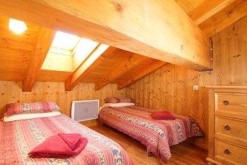 Ski Amis Chalet Delfina Economy Twin Room with Low Ceiling