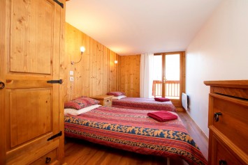 Ski Amis Chalet Flora Twin Room