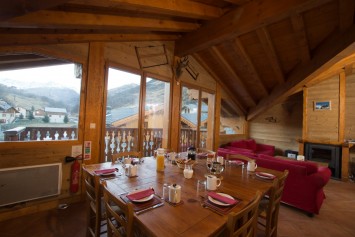 Ski Amis Chalet Katerina Dining Area